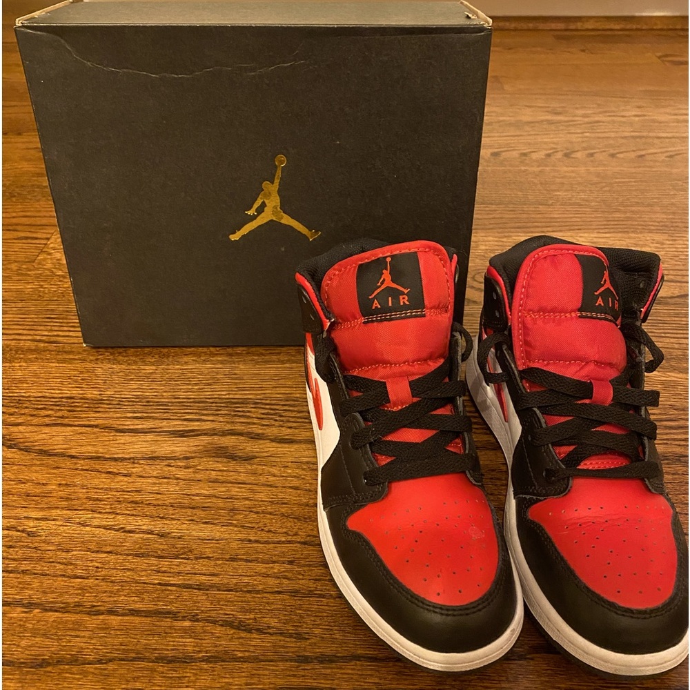 Youth 4.5 black/fire red-white// Air Jordan 1 Mid